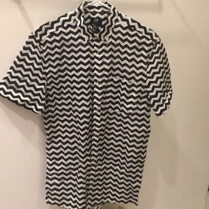 H&M B&W Zig Zag Pattern Short-Sleeve Button Down